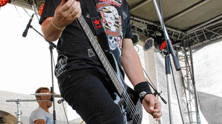 Die erste Band Bad Intention ließ es gleich richtig krachen. Bassist Michael Bowe ...