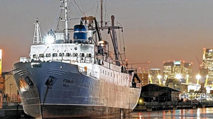 Die "Stubnitz" liegt als  Botschafter  Rostocks an den Royal Docks  im  Londoner  East End.Phalque