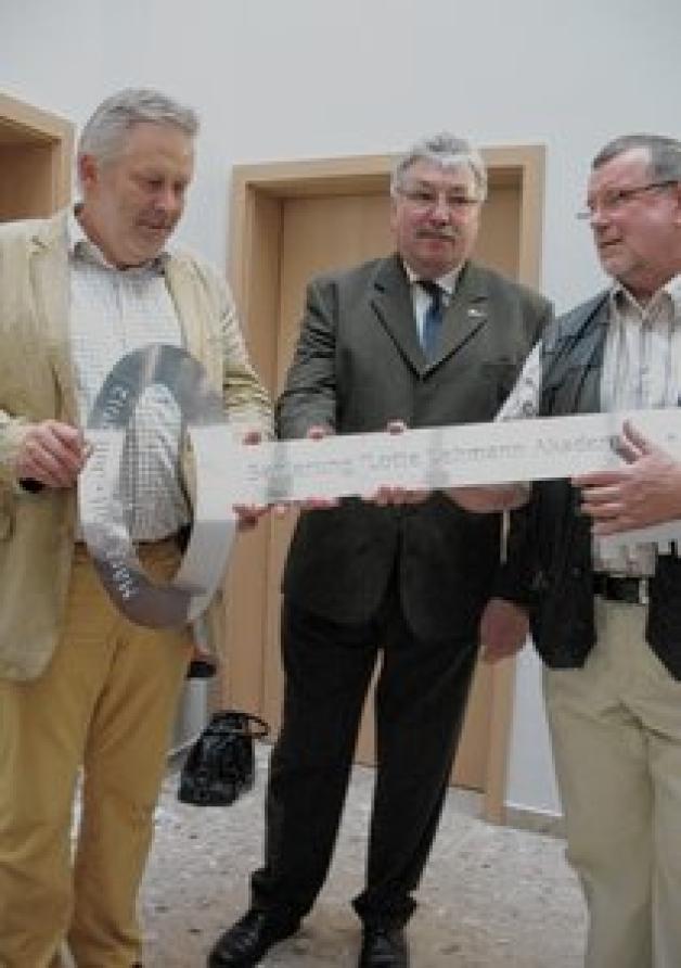 Architekt Klaus Röpke (l.) übergibt den symbolischen Schlüssel an die Stadt. Architekt Klaus Röpke (l.) übergibt den symbolischen Schlüssel an die Stadt.
