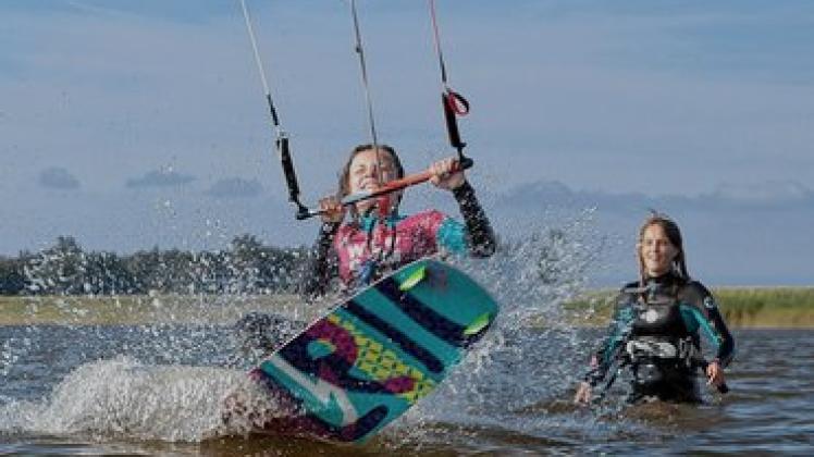 Für Frauen ist das Kite-Surfen ideal. Dank des Windes  muss nur wenig Kraft aufgewendet werden. 