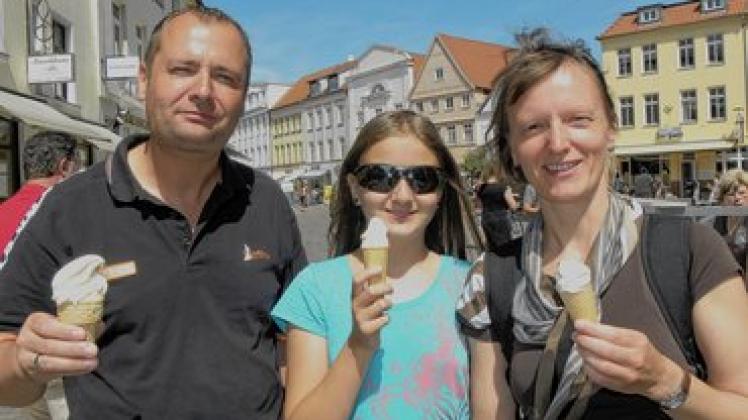 Axel, Laureen und Ilka Hoppe genießen bei einem Stadtrundgang ein Eis, passend  zum Wetter. Jennifer Nitzschke (4)