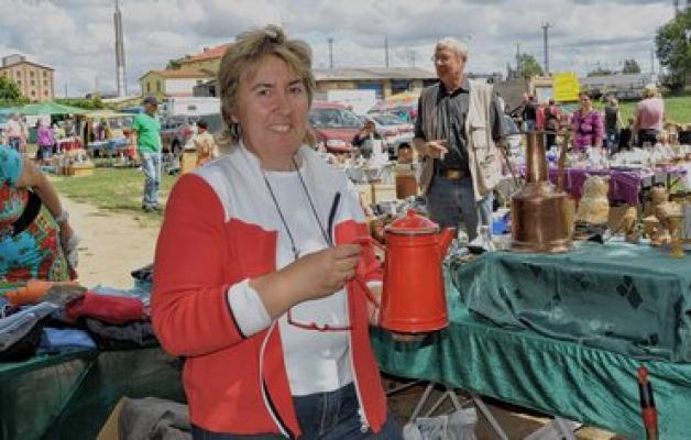 Händlerin Monika Köppig hält interessante  Waren zum Feilschen parat, wie diese Emaille-Kaffeekanne, Heute eher eine Seltenheit. Katja Grabowski (4)