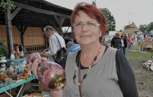 Hat ein Schnäppchen ergattert: Die Zerninerin Karola Schultz  schlendert gerne über Flohmärkte. Diese Vase ergatterte sie gestern bei dem an der Vierburg in Bützow. 