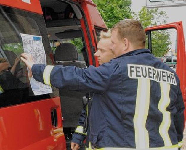 Kleine Lagebesprechung: Jan Ullmann und Matthias Nowatzki (vorne) von der Freiwilligen Feuerwehr Schlossgarten gehörten am Sonnabend zu den 90 offiziellen Helfern.