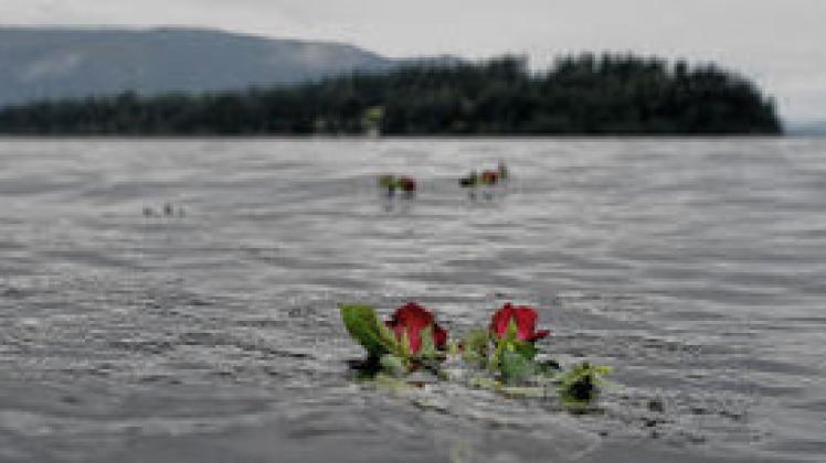 Blumen für die Opfer: Auf der norwegischen Insel Utøya ermordete Anders Behring Breivik vor einem Jahr 69 junge Menschen in einem Ferienlager.dpa