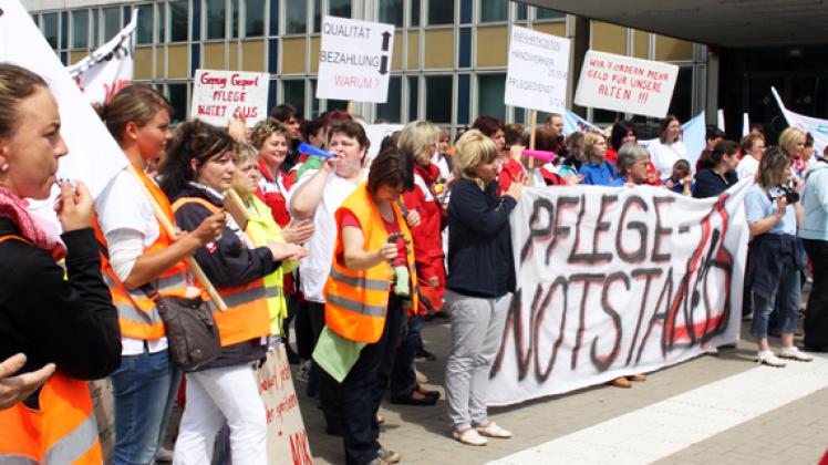 Rund 250 Mitarbeiterinnen und Mitarbeiter  von privaten Pflegediensten und Wohlfahrtsverbänden haben gestern Nachmittag in Neubrandenburg demonstriert. andreas segeth