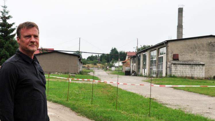 Axel Willsch vor den früheren Kopa-Produktionshallen in Klein Labenz. Hier soll ein Ferienpark entstehen. 