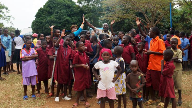 Heike Nörenberg umringt von den afrikanischen Kindern in Kampala, vielen konnten sie mit ihren mitgebrachten Hörgeräten helfen. Und die Hilfe soll weitergehen.