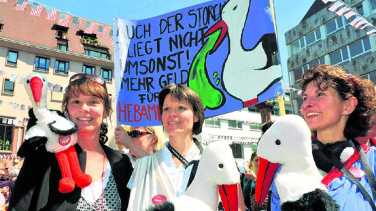 In ganz Deutschland hatten Hebammen in den vergangenen Monaten für eine bessere Bezahlung demonstriert.dpa