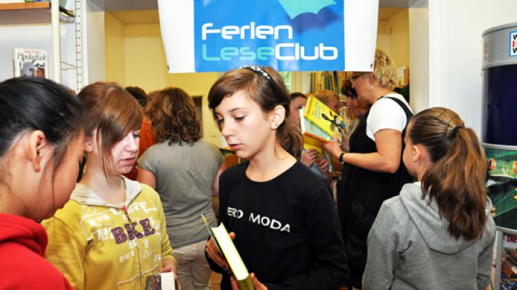 Jessica und Lena (2. u. 3. v. l.) gehören zu den Mitgliedern, die bei der Auftaktveranstaltung des "FerienLeseClubs" in der Bützower Bibliothek dabei waren. Ralf Badenschier