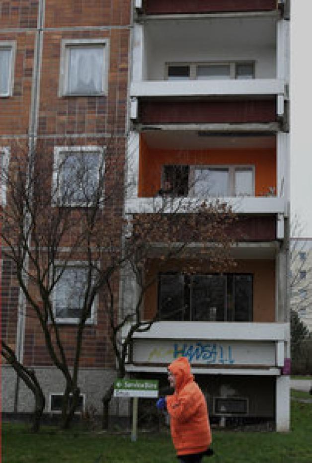 Von einem Balkon im dritten Stock des Hauses im Rostocker Blockmacherring soll der Vater die Dreijährige geworfen haben. dpa