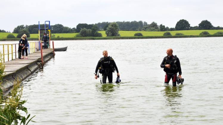 Alle Sturmschäden beseitigt: Frank Presch und Mark Buchholz (r.) entsteigen nach fast einer Stunde im Wasser dem Röggeliner See. Foto: Felix Alex