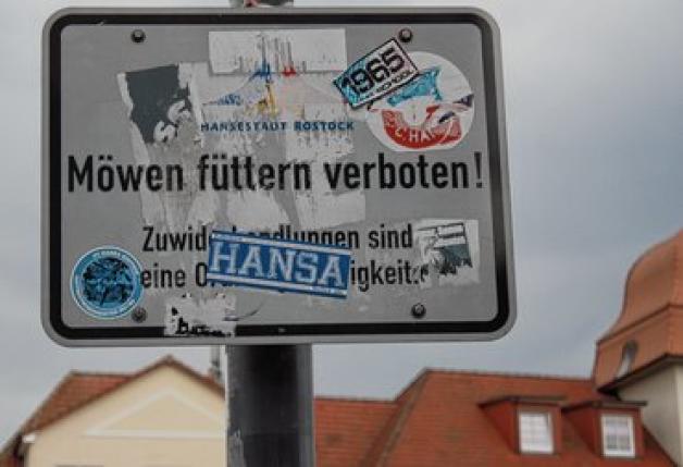 Nicht nur zugekleistert, sondern von den Touristen oft auch missachtet werden die Verbotsschilder. Nicht nur zugekleistert, sondern von den Touristen oft auch missachtet werden die Verbotsschilder.