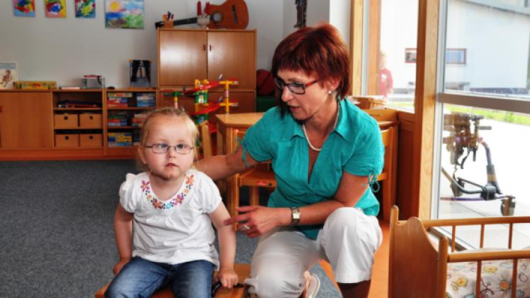 Melanie (3 Jahre) mit ihrer Heilpädagogin Ronny Ochlast im Kindergarten "Stolpersteinchen" in NeubrandenburgKords