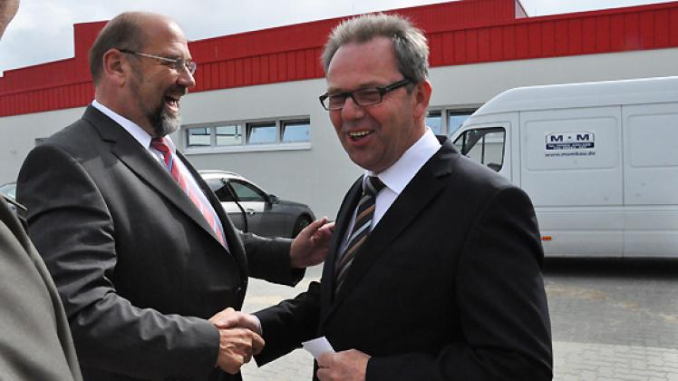 Wirtschaftsminister Harry Glawe (CDU) wird von Mitinhaber Paul Sprehe (r.) überaus freundlich vor dem neuen Wittenburger Werk begrüßt. Foto: Pohle