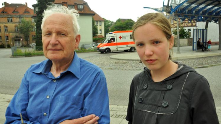 Matthias Böbs und Marthe Zeja. Im Hintergrund einer der Rettungswagen.hans-jürgen kowalzik