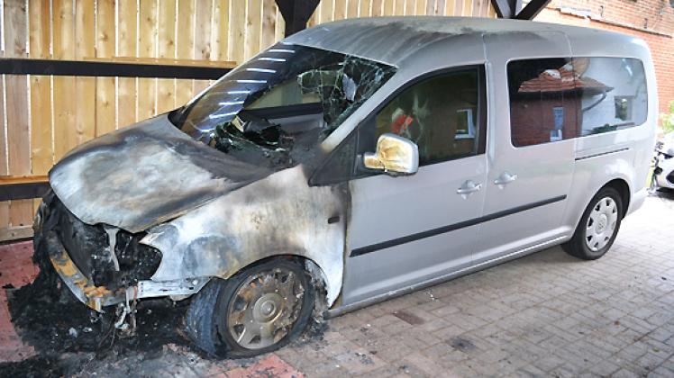 Der VW Caddy ist durch den Brand im vorderen Teil  erheblich beschädigt worden. Foto: zvs