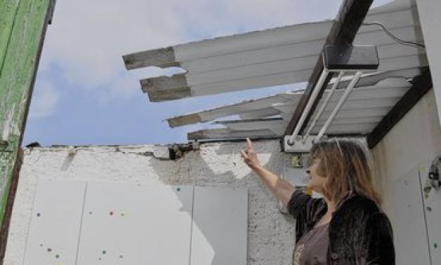 Der Sturm Ende Juni deckte das Dach des Schauraums im Tierheim ab. Tierheim-Leiterin Annette  Herbing hat mittlerweile auch im Nachbargebäiude Schäden entdeckt.taken