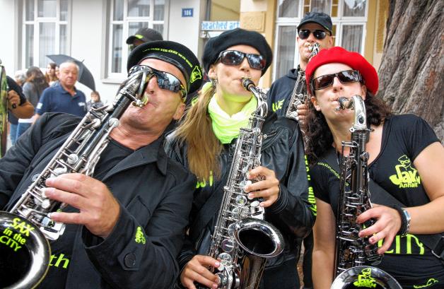 Die Musiker vom Saxo-Fun-Orchester Sax’n Anhalt sorgen mit ihren Instrumenten für zünftige Stimmung während des Ümgangs.