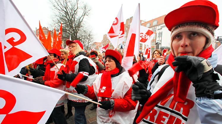 Lehrer demonstrieren in Rostock während ihres Warnstreiks für höhere Löhne. Foto: dpa/ Archiv