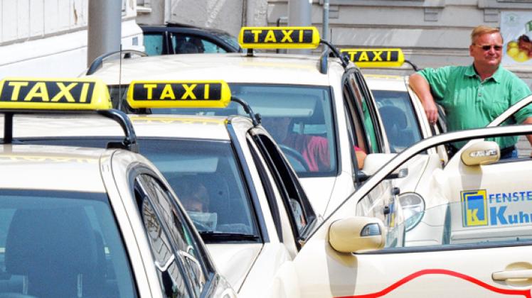Schwerins Taxis stehen bereit:  Laut Genossenschaft würden die Fahrer am Wochenende gerne        Touren der Nahverkehrsbusse ins Umland  übernehmen. Klawitter