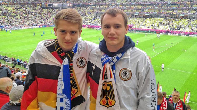Stolze Gewinner: Hauke (l.) und Hannes Albers am Freitagabend beim EM-Viertelfinale im Stadion von Danzig.herbst
