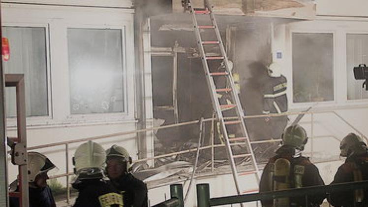 Die Flammen breiteten sich im Gebäude hinter dem Rostocker Rathaus aus. Der Schaden liegt bei mehreren zehntausend Euro.nonstopnews
