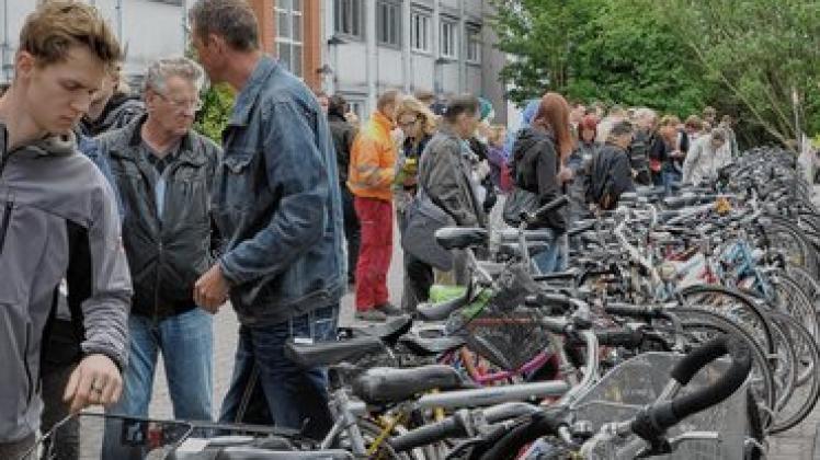 Mehr als 75 Fahrräder konnten schon vor der Auktion angeschaut werden. mkro