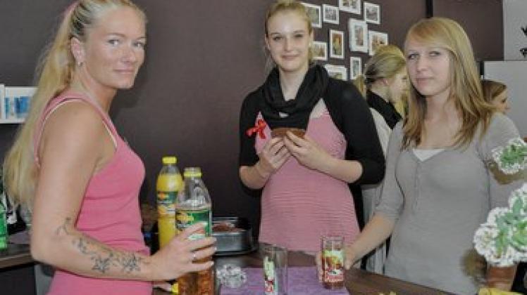  Antje Schameitke sorgt im neuen Schülercafé für die Wünsche der Jugendlichen. Carolin Chudzia und Kristin Stolzenburg (v. l.)  finden den neuen Serviceklasse. Foto: Sophie Pawelke