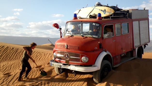 Standard-Programm: Bei Mhamid in der Sahara blieb die Feuerwehr ständig im Sand stecken. 