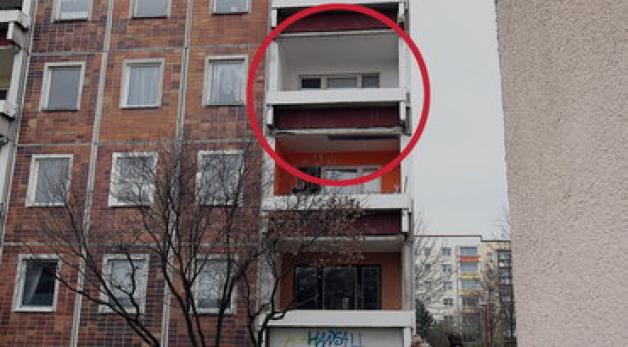 Das Gericht sah es als erwiesen an: Von diesem Balkon hat der 44-Jährige seine Tochter geworfen. dpa Das Gericht sah es als erwiesen an: Von diesem Balkon hat der 44-Jährige seine Tochter geworfen. dpa