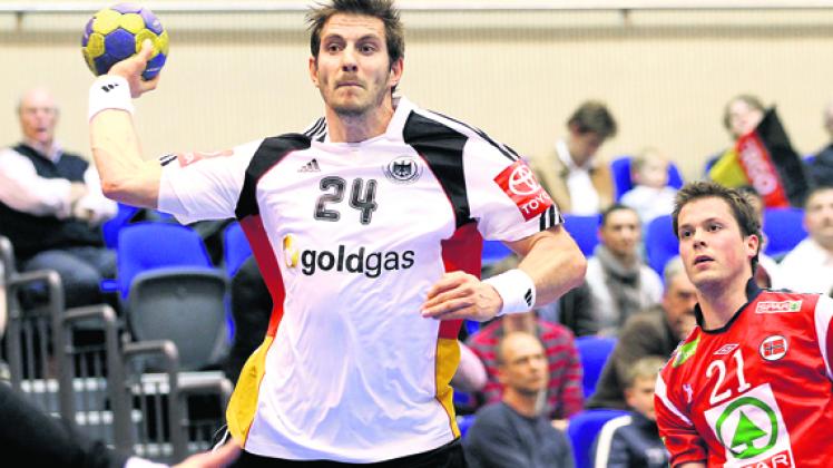 In der Stadthalle Rostock: Michael Haaß war beim Handball-Länderspiel gegen Norwegen am 16. April 2011 im Einsatz. Auch diesmal ist der Regisseur nach monatelanger Verletzungspause  wieder dabei. Archiv
