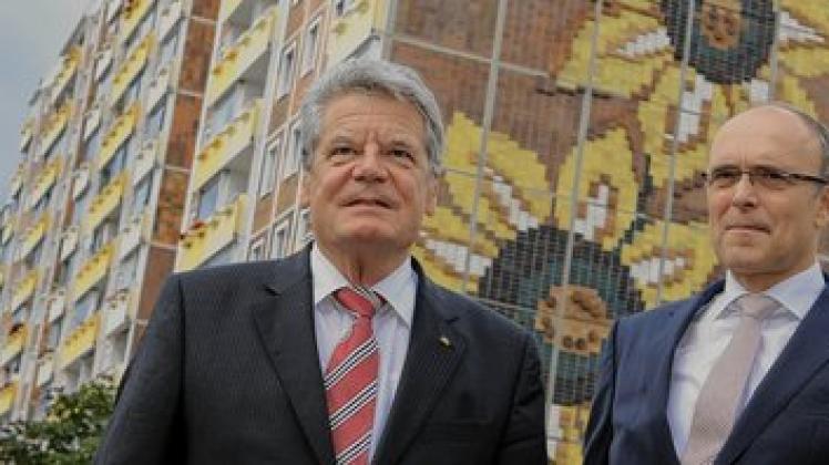 Bundespräsident Joachim Gauck (l.), Ministerpräsident Erwin Sellering am Sonnenblumenhaus: "Die Gegenwart braucht unseren Mut."