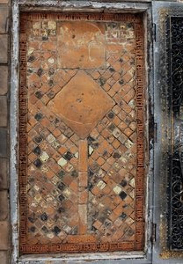 Der Grabstein von Herzog Heinrich  II. von Mecklenburg fällt durch seine Mosaiksteine auf. 