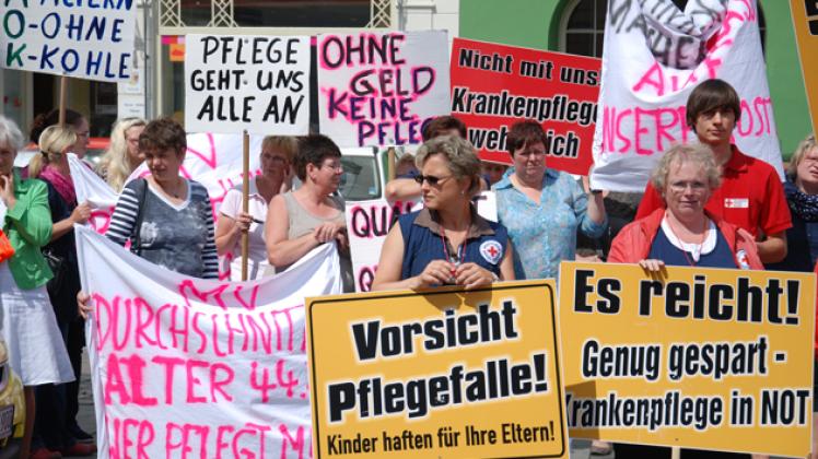 Mehr als 400 Pflegekräfte aus dem Landkreis  demonstrierten gestern Nachmittag auf dem Güstrower Markt. Jens Griesbach