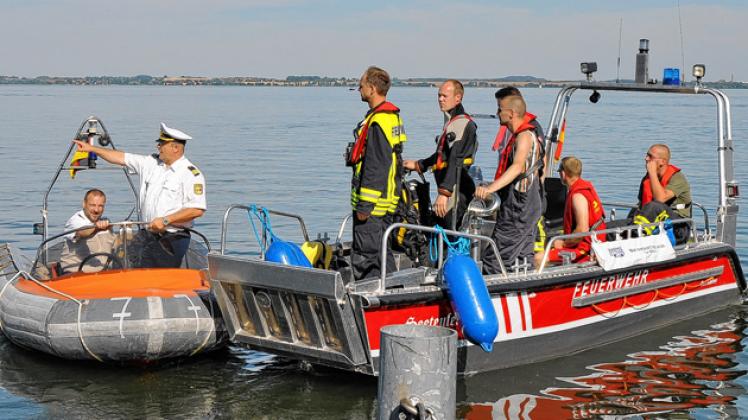 Einweisung auf dem See bei Lübstorf:  Rettungskräfte bereiten sich auf die Suche nach dem Vermissten vor.Pätzold