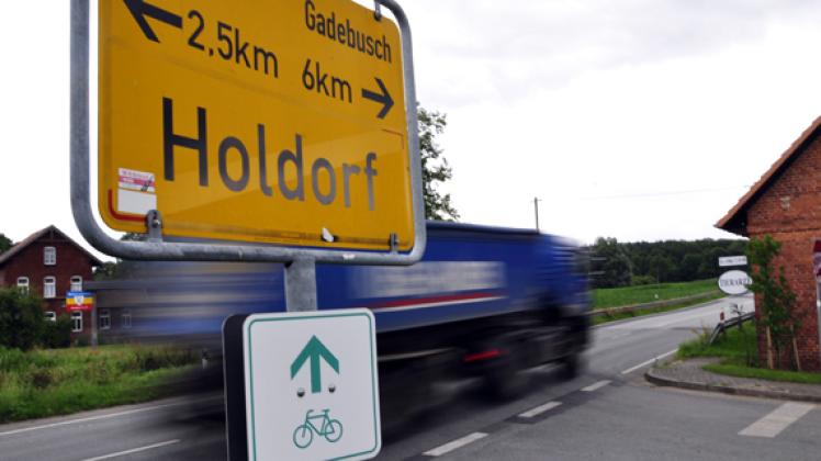 Radfahrer sollten in Holdorf der Ausschilderung folgen. Eine Fahrt auf der B 104 dürfte wegen der Verkehrsdichte und der gefahrenen Geschwindigkeiten eher Lebensgefährlich sein. volker Bohlmann