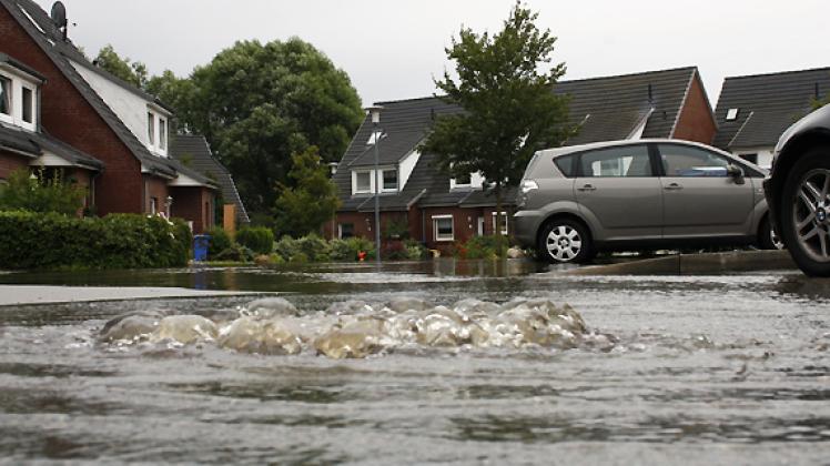 Nach tagelangen Regenfällen steht die Siedlung Evershagen-Dorf im Juli 2011 unter Wasser. Foto: chrw