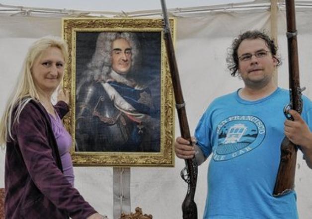 Maj-Britt Resch und David Zienert mit einem Porträt von August dem Starken. Fotos: Hans-Georg Taken