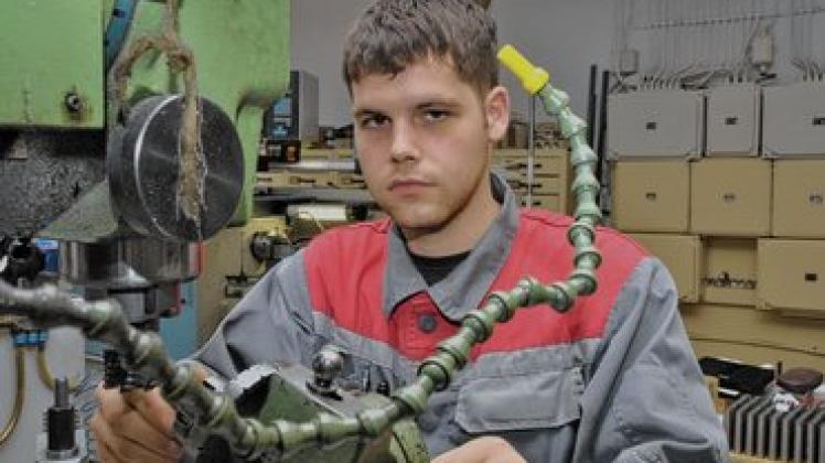 Tobias Vorwerg (19)  macht eine Ausbildung zum Werkzeugmechaniker im zweiten Lehrjahr bei Cleo Schreibgeräte GmbH. Foto: kasa