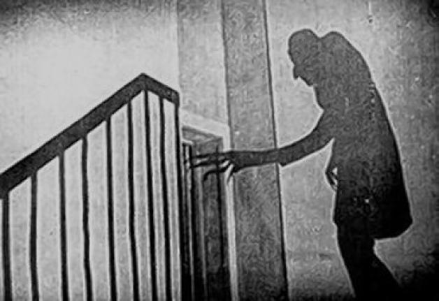 Nosferatu (Max Schreck) will seinen Durst nach Blut stillen.Murnau stiftung