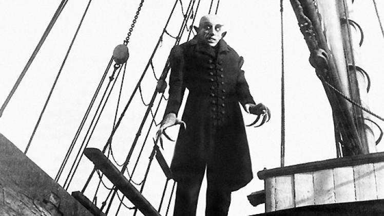 Nosferatu (Max Schreck) will seinen Durst nach Blut stillen.Murnau stiftung
