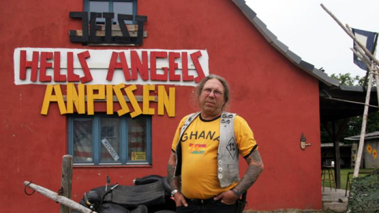 Er führt seit Wochen gegen die Hells-Angels seinen Privatkrieg: Bisher hat es der 53-jährige Michael Kolz abgelehnt, seine zahlreichen Plakate und Sprüche gegen den Rockerclub abzuhängen. Nicht nur in Neuhof ist man in Sorge, was eines Tages kommen könnte.