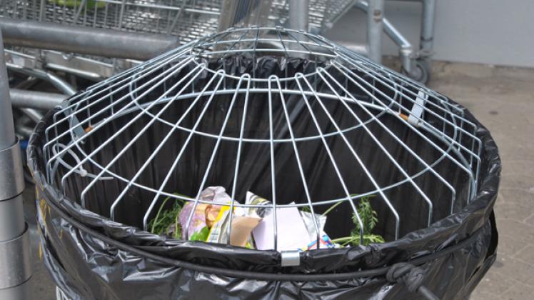 Die Gitter sollen Krähen davon abhalten, sich aus dem Mülleimer zu bedienen. 