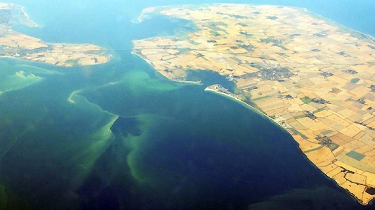 Ein Blick auf Fehmarn. Die   sogenannten Todeszonen in der Ostsee könnten sich nach Erkenntnissen des Rostocker Leibniz-Instituts für Ostseeforschung (IOW) im Zuge des Klimawandels weiter ausbreiten.
