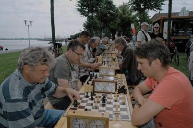 Nachdenkliches am Sund: Schach-Fans lieferten sich spannende Duelle auf dem Brett. 