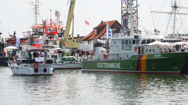 Schiffe gehören selbstredend zu einem richtigen MV-Tag dazu. In Stralsund präsentierte sich das Land natürlich auch von seiner maritimen Seite. Foto: dpa