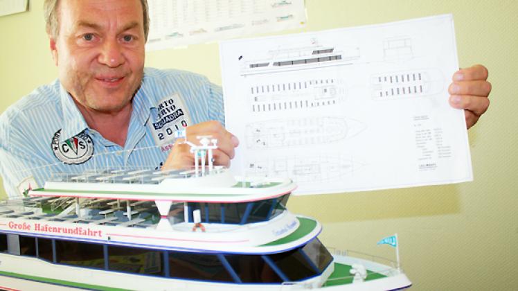 Das Modell der alten "Ostseebad Warnemünde": Das neue Schiff von Reeder Rainer Möller  soll noch größer, moderner und schnittiger ausfallen und insgesamt 500 Gästen Platz bieten. Foto: Maria Pistor