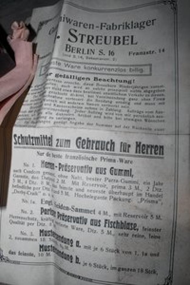 Wie wichtig das Thema Verhütung war, zeigt die Vielfalt an Kondom-Werbung in der Kiste. Wie wichtig das Thema Verhütung war, zeigt die Vielfalt an Kondom-Werbung in der Kiste.