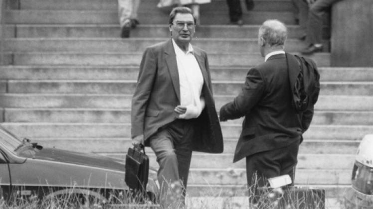 Stasi-Generalmajor Werner Korth 1991 nach einem Verhandlungstag gegen ihn wegen Untreue. Herbert Kewitz